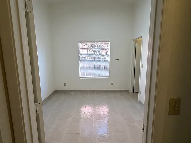 2534 S Perillo Dr — Photo 6