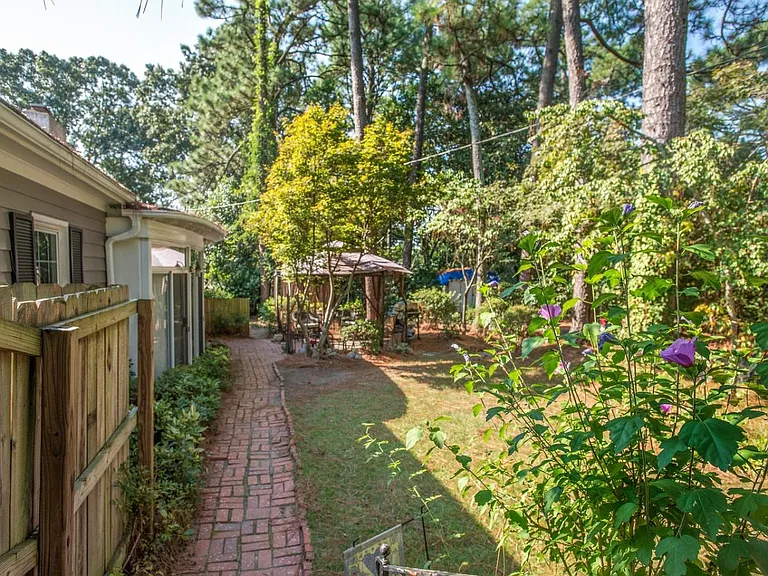 300 Pinecrest Dr — Photo 18