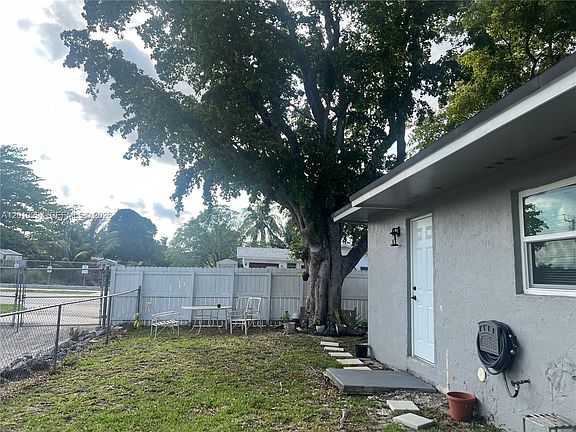 5th image of 6742 SW 18th Ct
