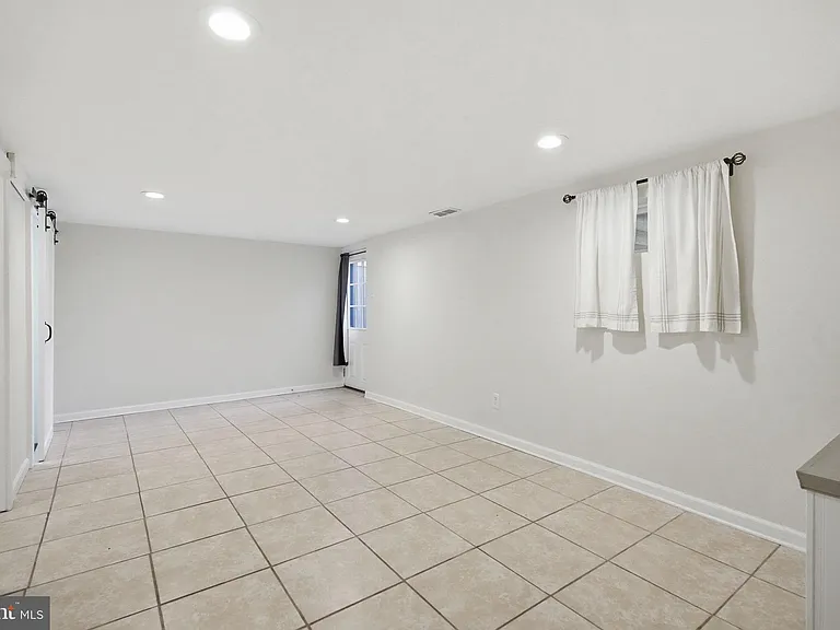 204 Livingston Ct — Photo 30