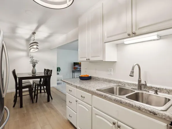 4370 Brookside Ct APT 201, Edina, MN 55436