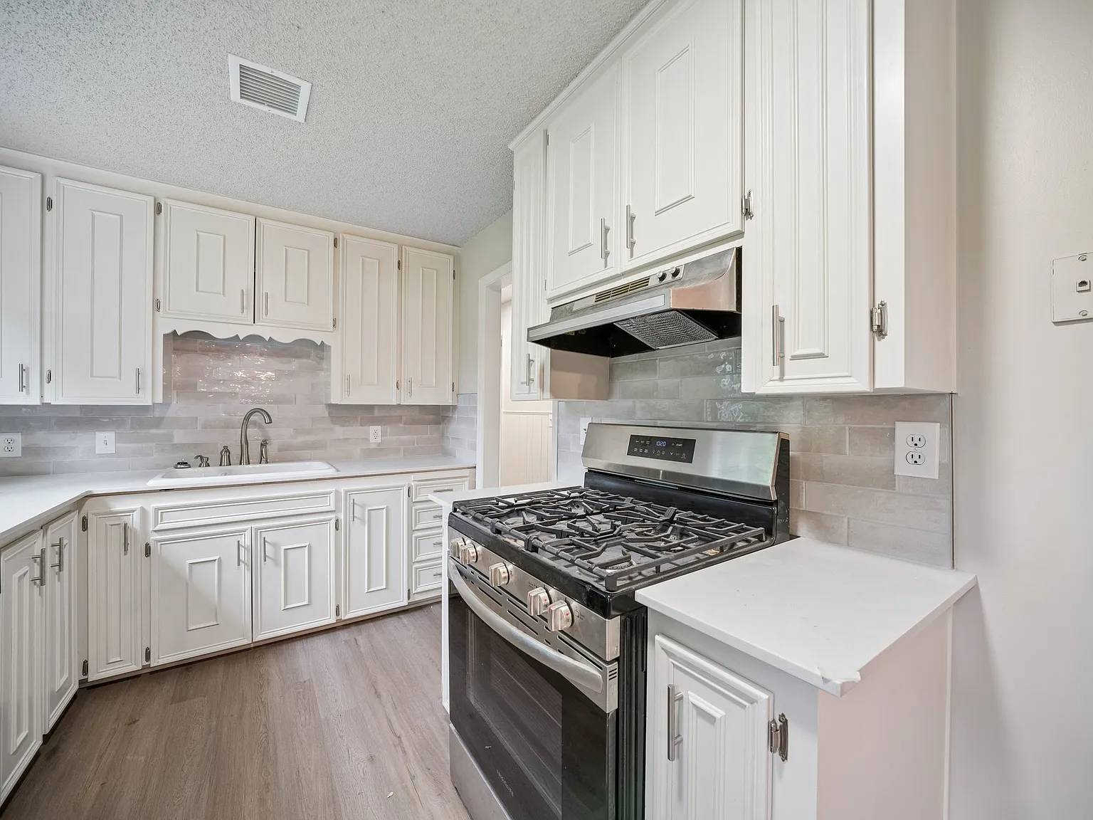 3 bed, 1372 sqft, $1,445 — Photo 4