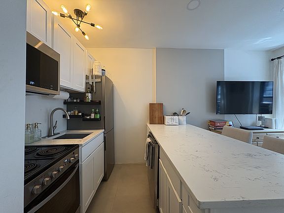 4th image of 254 W 15th St APT 2C