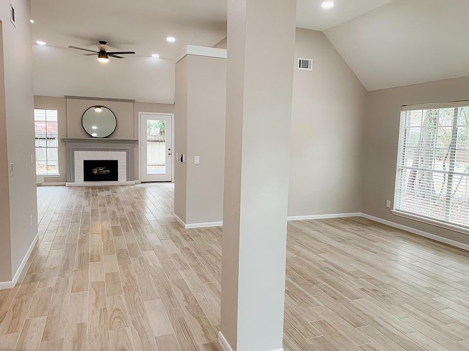 Welcome Home. 10' vaulted ceilings. All brand new floor, freshly painted + new fixtures.