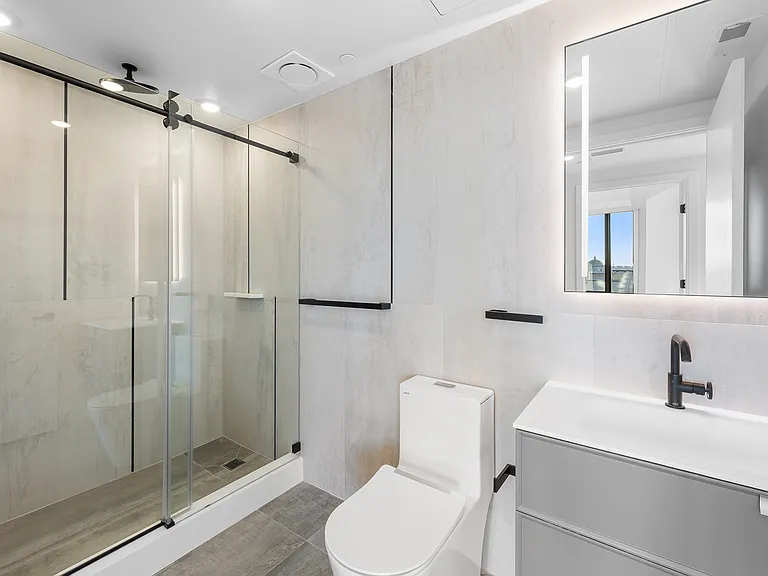 UNIT X08 - 820 SF
ONE BEDROOM + DEN