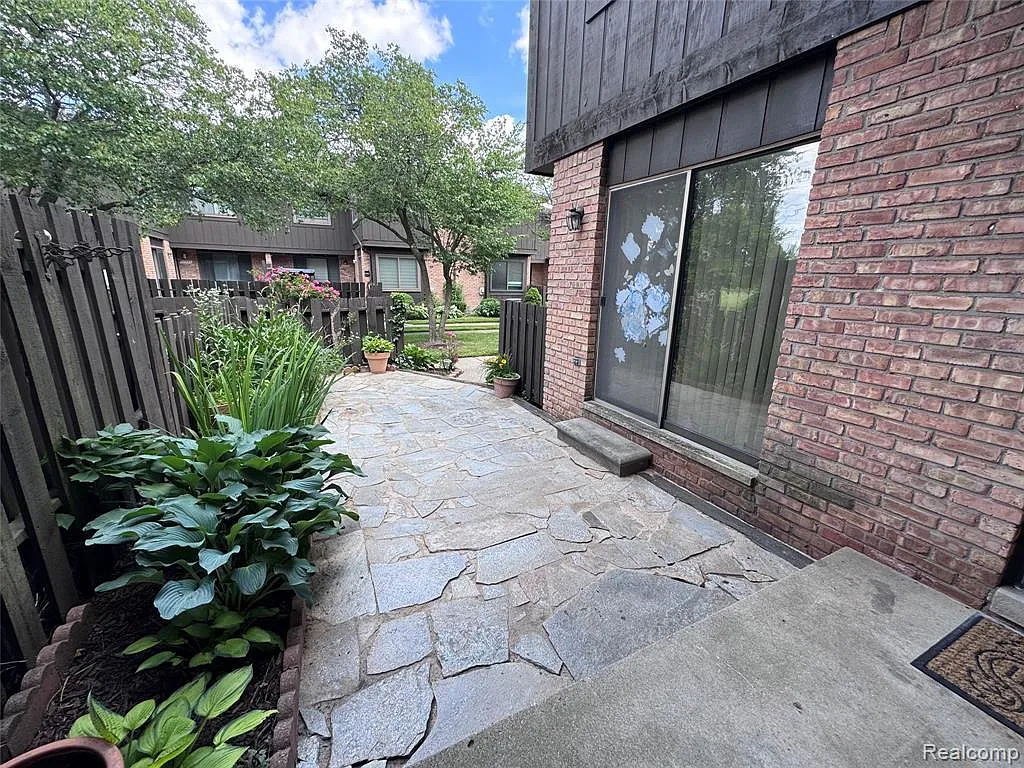 2 bed, 1.5 bath, 1277 sqft, $1,790 — Photo 3