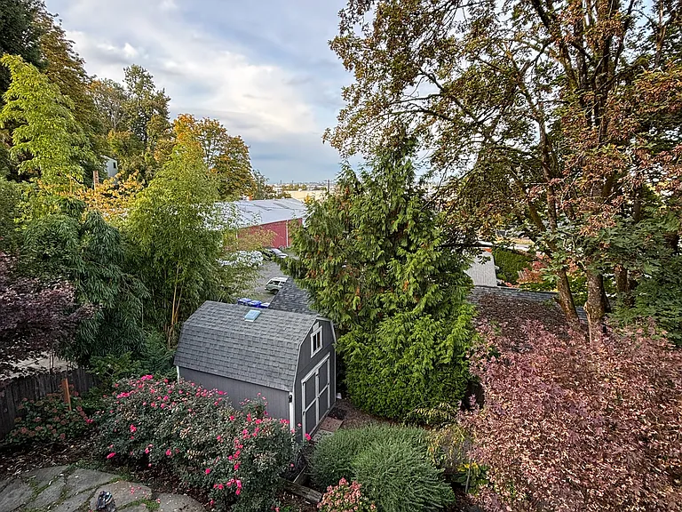 3061 NW Wilson St — Photo 4