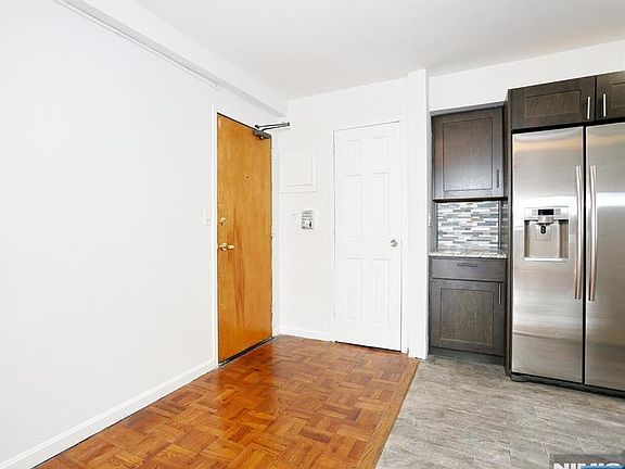 3rd image of 208 Anderson St APT S4f