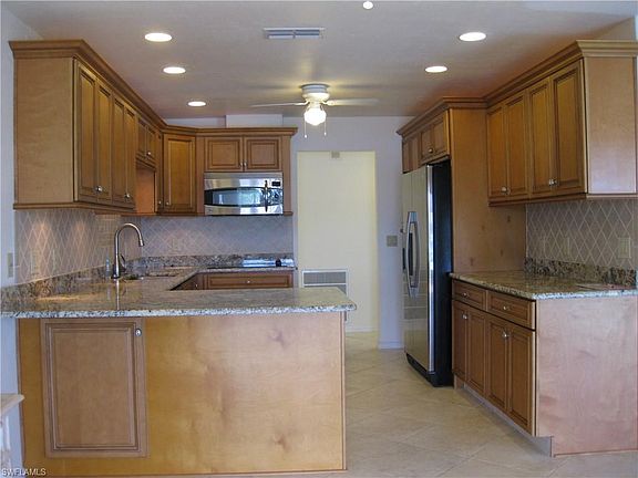 4th image of 230 SE 10th Ave