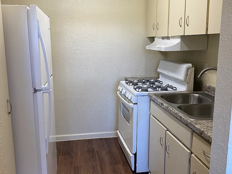 New Riviera Apartments — Photo 22