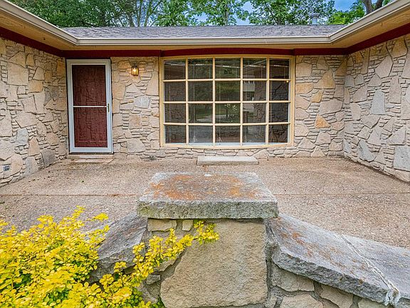 5th image of 715 E Eddington Ct