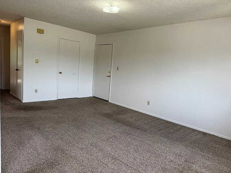 463 Topaz Dr — Photo 3