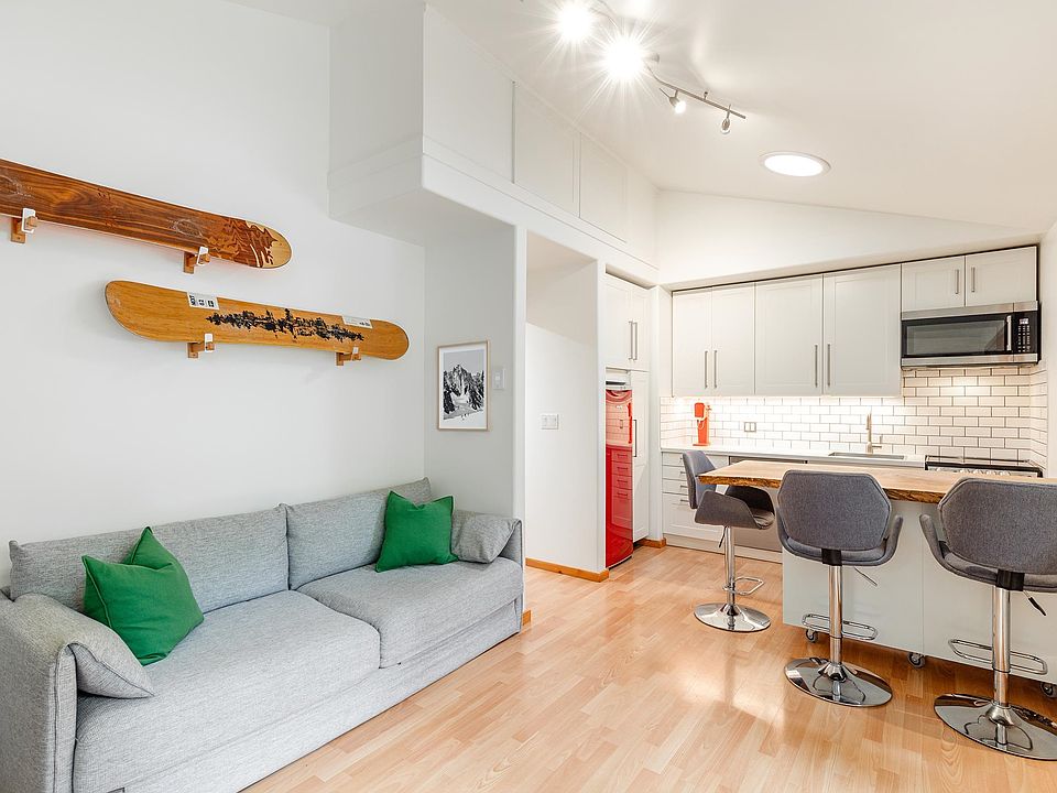 1st image of 2101 Castle Dr #201