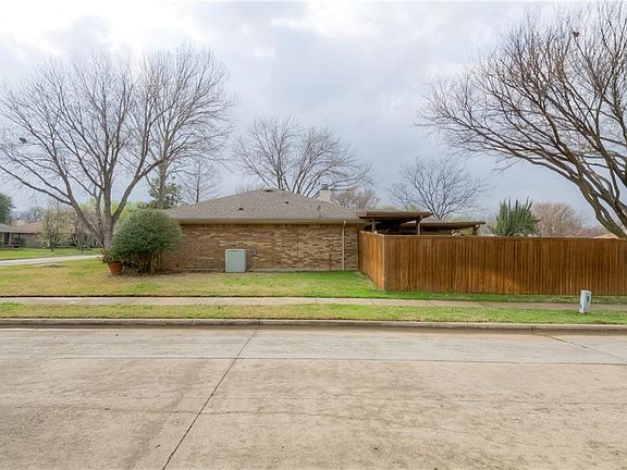 3rd image of 1307 Lark Ln