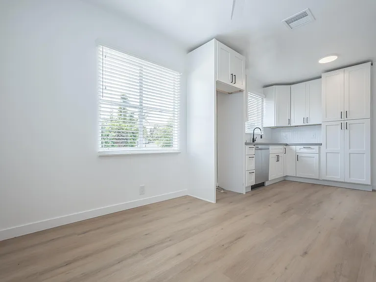 3201 S Barrington Ave #F — Photo 6