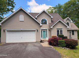117 Country Club Dr, Lords Valley, PA 18428