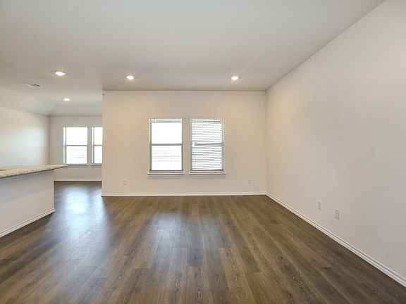5th image of 901 Silver Maple Ln