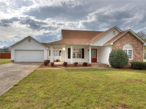 12 Greenhouse Dr, Cartersville, GA 30120