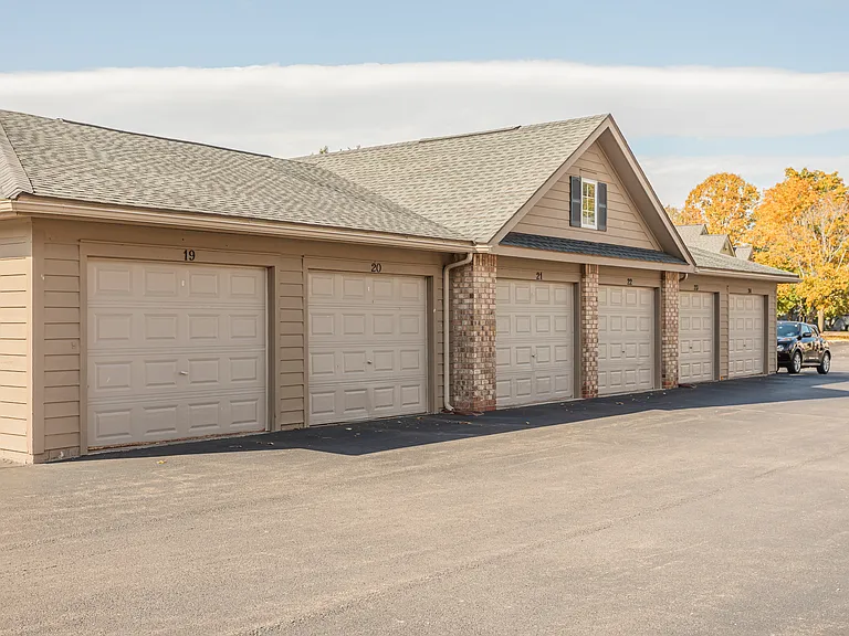 Wood Creek Apartments — Photo 6