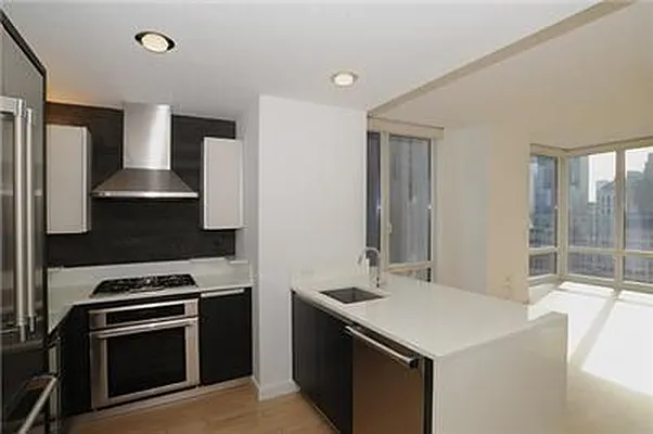 Rented by Elite View Realty Inc | media 7