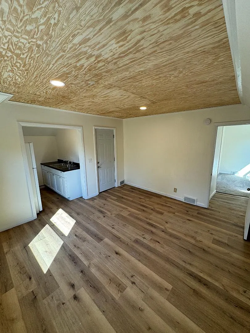 Unit Photo - 622 E Locust St #3