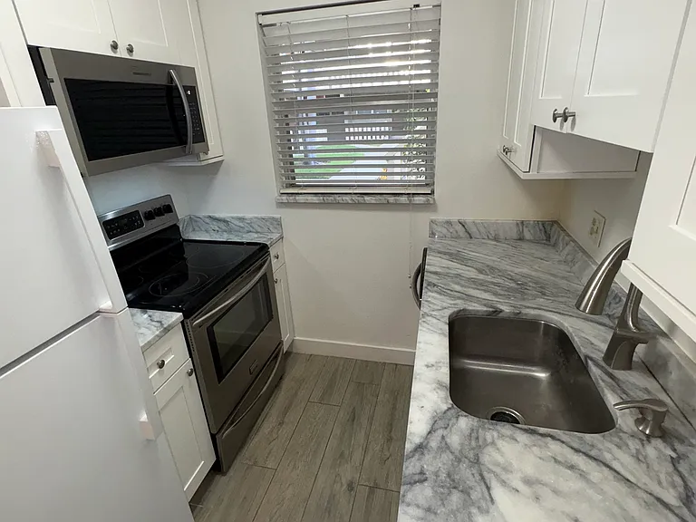 305 E Ocean Ave #102 — Photo 1