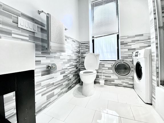 4th image of 961 Columbus Ave #1B