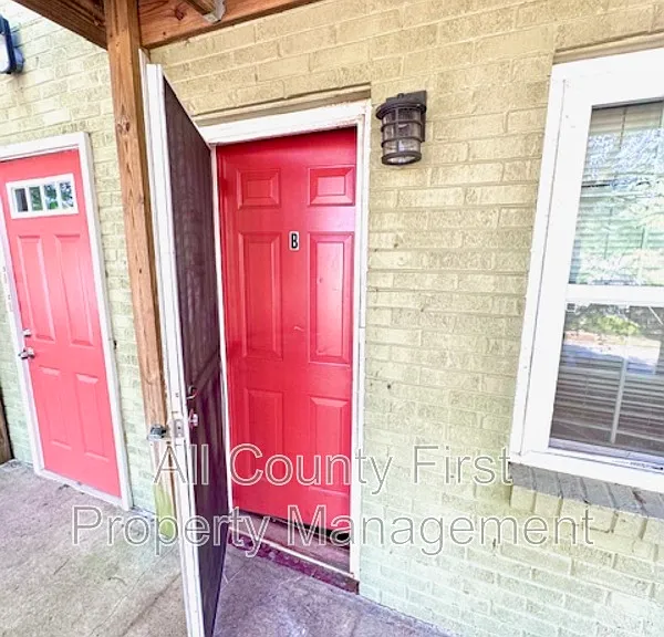 927 Fortress Ave SW — Photo 2