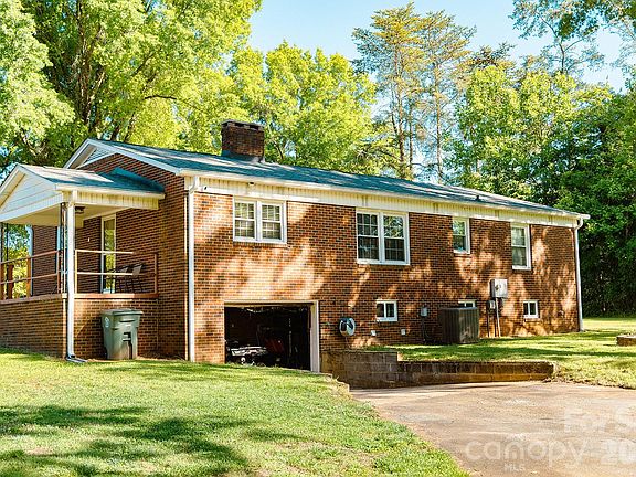 3rd image of 1399 Ruby Spencer St
