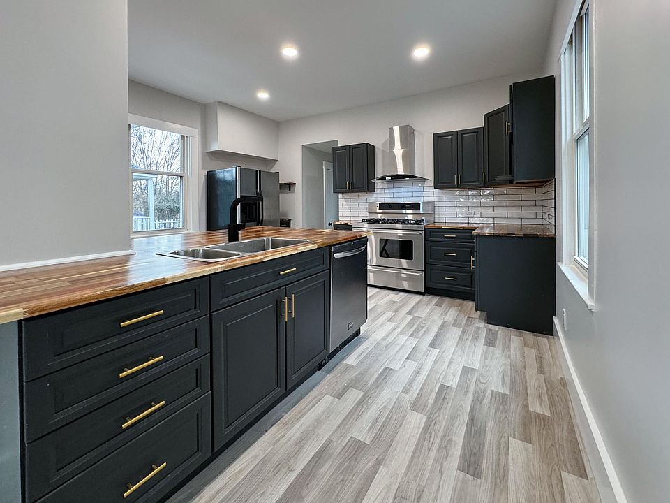 Large open-concept kitchen, gourmet range