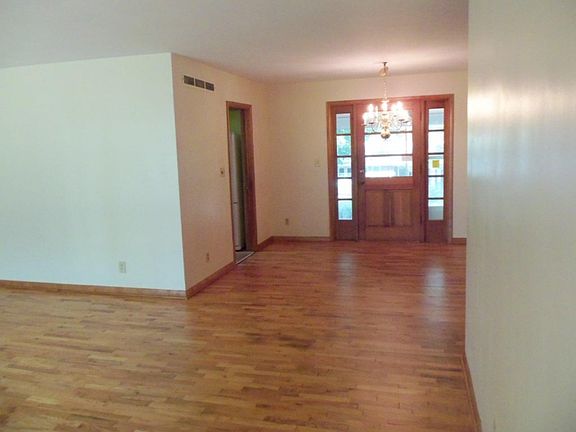 5th image of 44 Garden Ave N