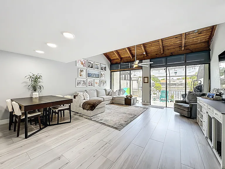 11313 NW 15th St — Photo 2
