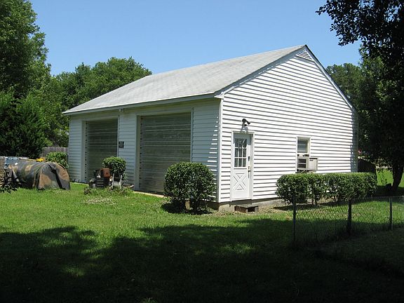 the large garage/workshop may be the best feature