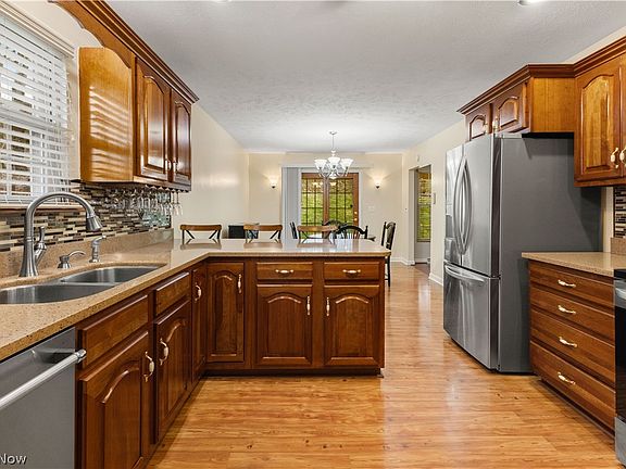 4th image of 630 Bridgeview Ave