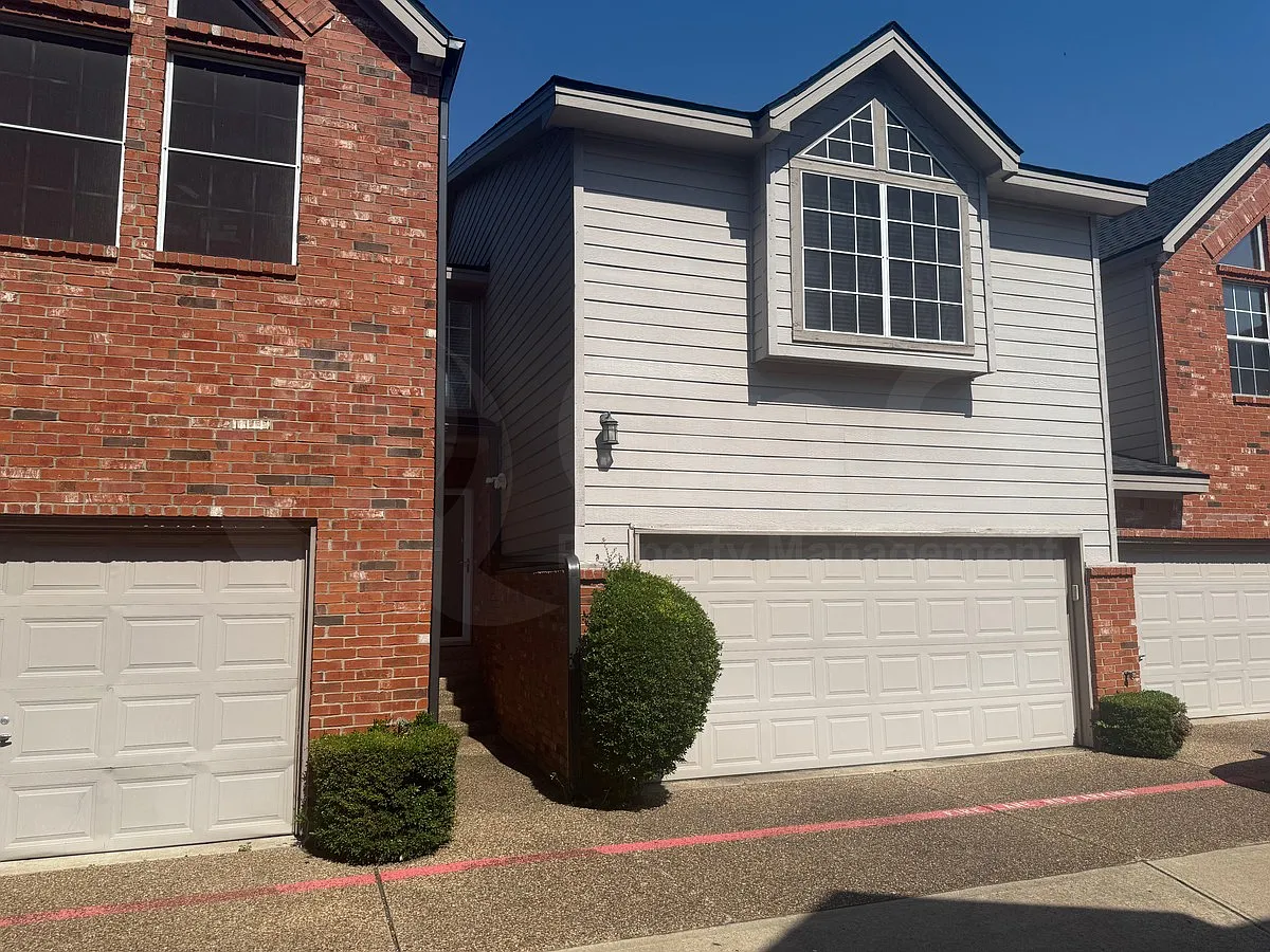 3 bed, 2.5 bath, 1696 sqft, $2,595 — Photo 3