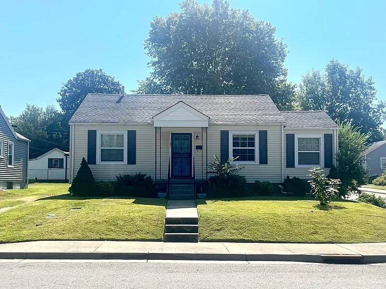 301 Poplar Dr — Photo 3