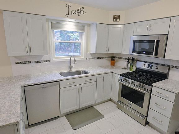 4th image of 24 Pinehollow Dr