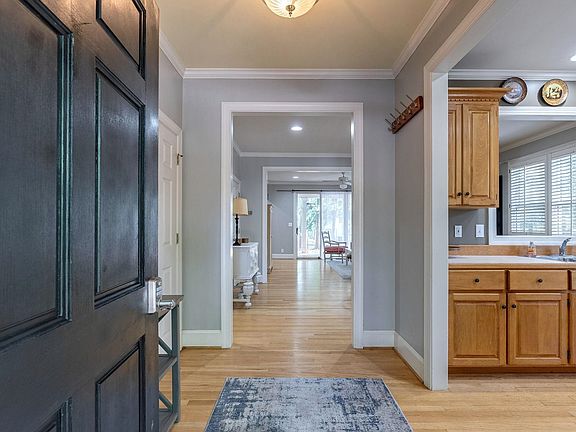 5th image of 151 Woodcrest Dr