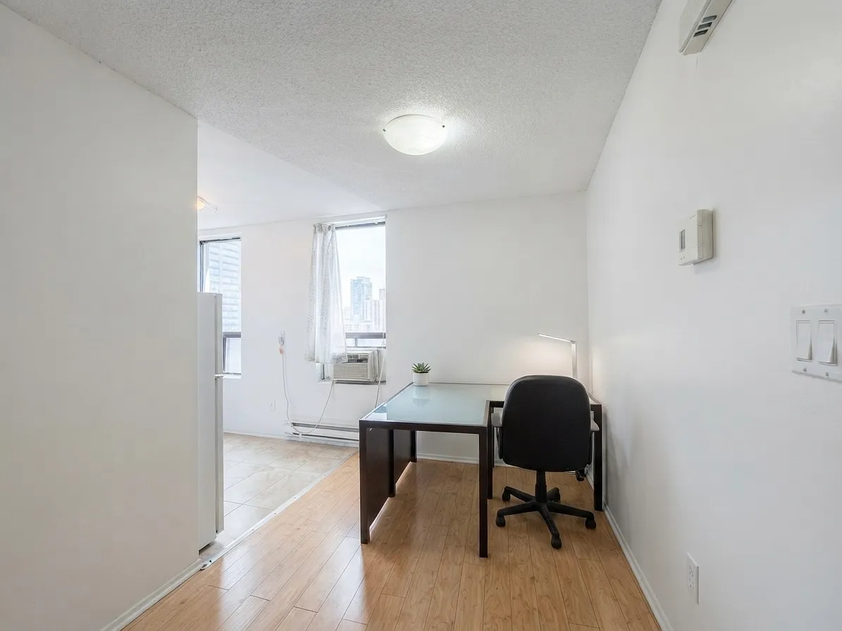 249 Logan Ave - Studio — Photo 2