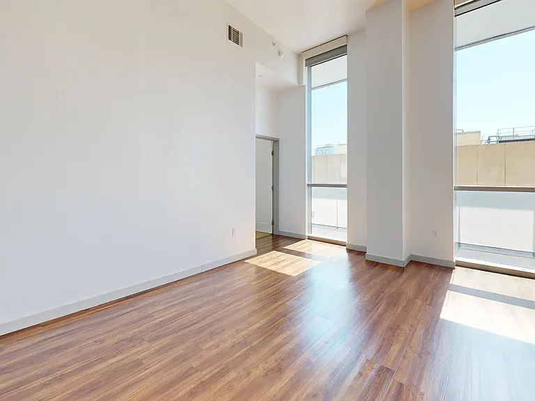 3033 Wilshire — Photo 86