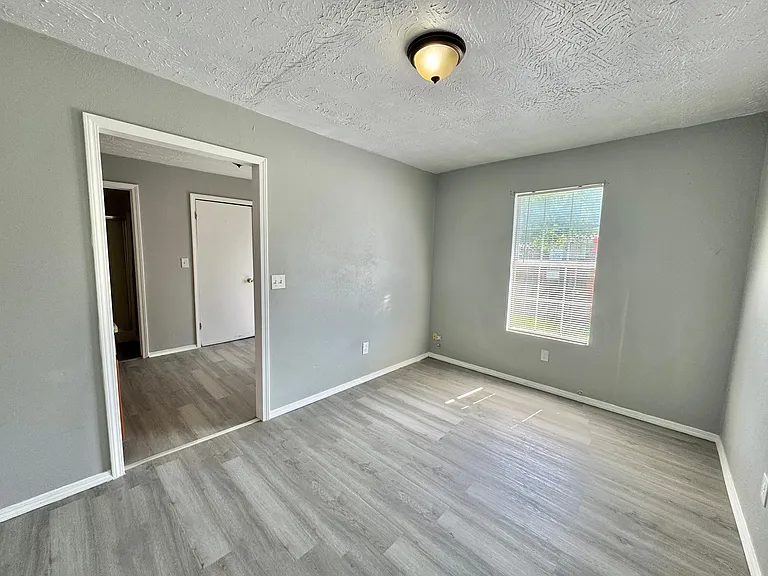 1501 SW 30th St — Photo 9