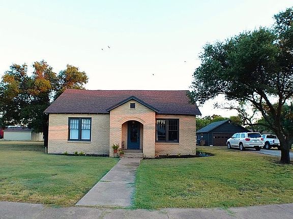 3rd image of 608 Edward St