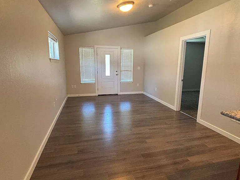 1427 Playford Ln — Photo 7