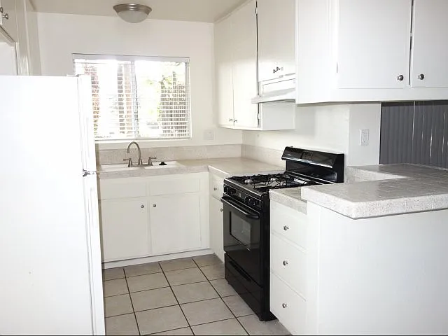 4827 Niagara Avenue San Diego, CA 92107-Elan Pacific Palms Apartment Homes-Kitchen