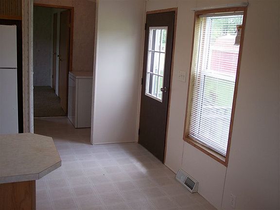 7335 Eaton Rapids Rd. Kitchen Eat Space