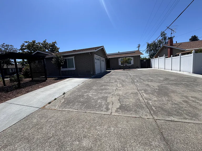 909 Henderson Ave — Photo 13
