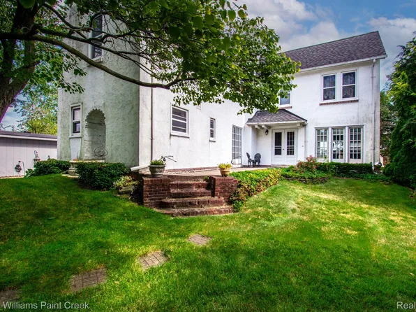 33300 Jefferson Ave, Saint Clair Shores, MI 48082