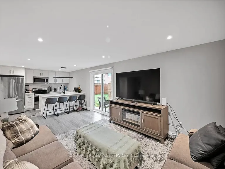 493 Queen Victoria Dr #B — Photo 6