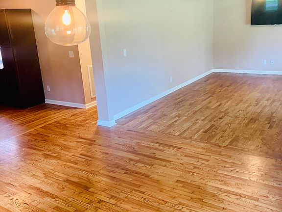 4th image of 996 Hillcrest Dr