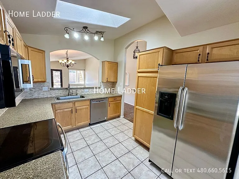 445 E Cantebria Dr — Photo 5